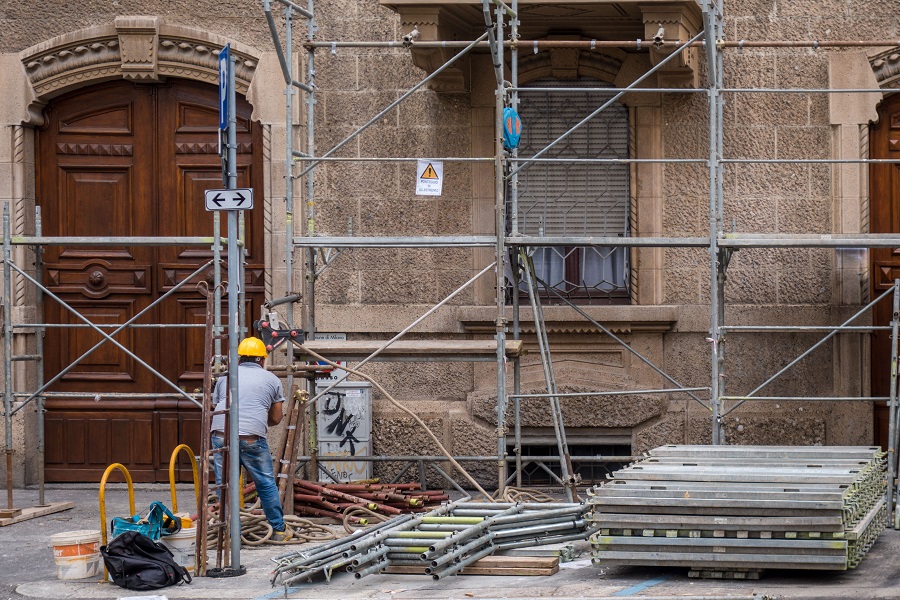 Alcuni tecnici stanno svolgendo ristrutturazioni a Milano